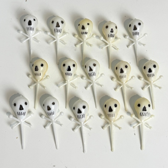 VTG 15 Skull & Crossbones Halloween Plastic Mold Cupcake Toppers - Picture 1 of 5